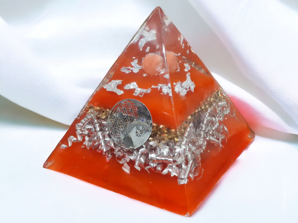 Orgonite pyramide rouge yin yang argenté